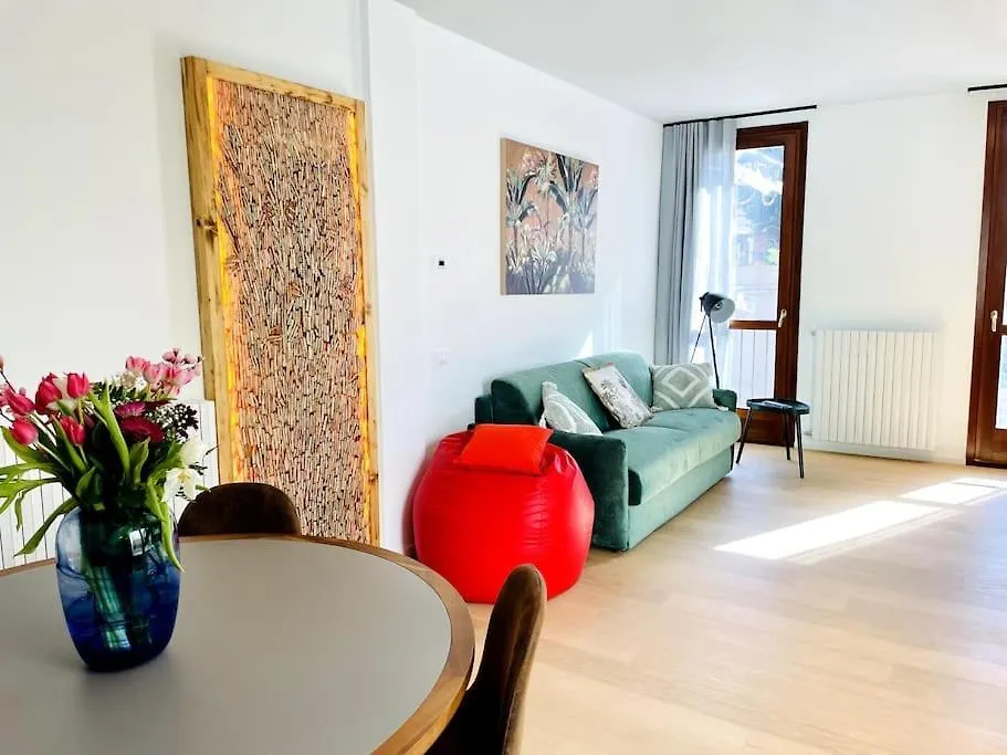 Locatelli Apartments - Patio Living 