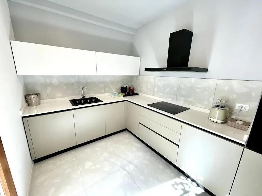 Locatelli Apartments - Patio Living 