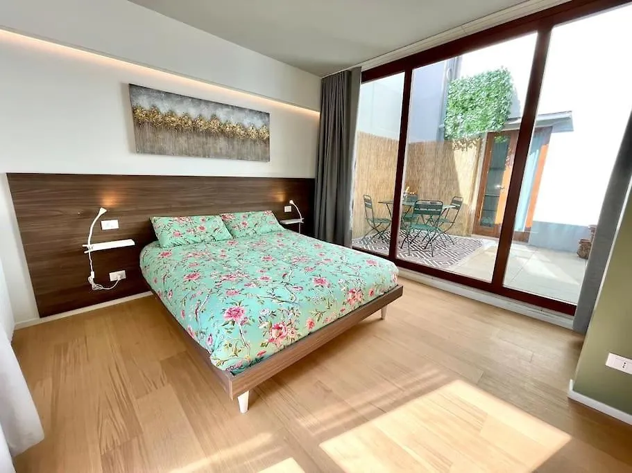 Locatelli Apartments - Patio Living \