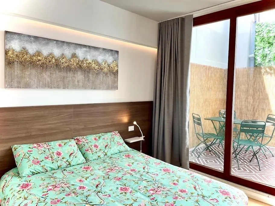 Locatelli Apartments - Patio Living 