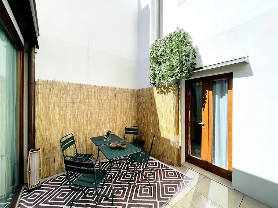 Locatelli Apartments - Patio Living 